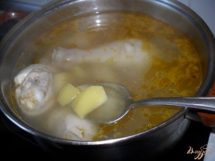 картофель нарезать кусочками, добавить в суп. сделать зажарку, для этого обжарить в растительном масле измельченный лук и натертую морковь. добавить в суп. варить 10 минут.