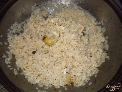 Когда рис впитает всю воду, значит он готов.