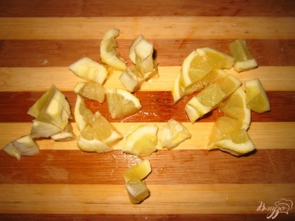 Лимон нарежьте на маленькие кусочки.