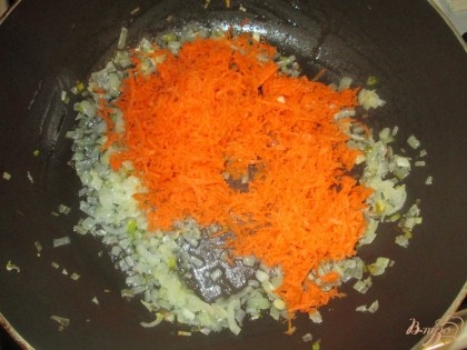 Теперь  лук измельчаем, морковку натираем на тёрке и выкладываем их на разогретую сковороду с растительным маслом. Обжариваем лук с морковкой до румяности лука и добавляем томатную пасту и немного воды. Всё хорошенько перемешиваем, доводим до кипения.Томим зажарку на медленном огне до загустения. Зажарку отправляем  в капусняк, солим, перчим и добавляем мелко рубленную зелень укропа. Перемешиваем, доводим до кипения, накрываем крышкой и снимаем кастрюлю с огня. Даем капустняку с пшеном настояться минут 20-30 и подаем к столу.