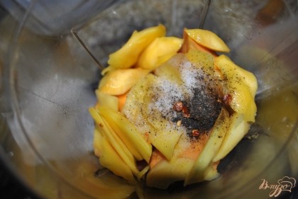 Загрузить в блендер манго, жареный лук, чеснок, батат и специи и смолоть до обнородной массы
