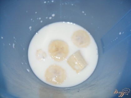 наливаем молоко, добавляем сахар и нарезанный банан.