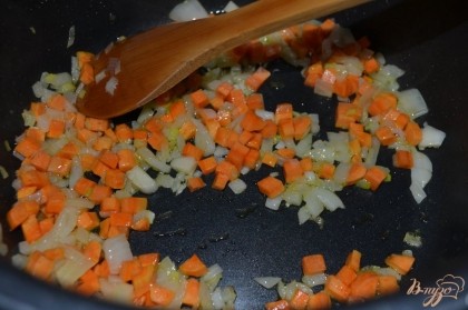 Обжарить лук с морковью в режиме жарка.