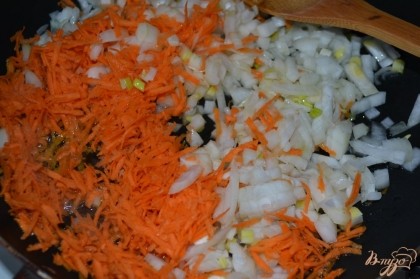 Лук с морковью обжарить на растительном масле.