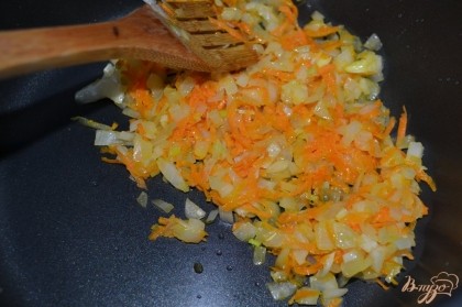 Лук и морковь мелко нарезать и обжарить на растительном масле в чаше мультиварки в режиме жарка.