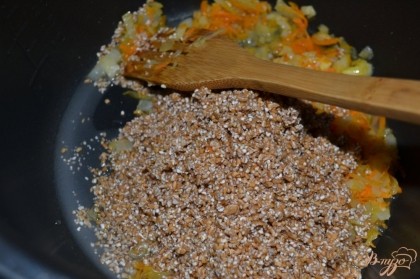 Отправить крупу к луку с морковью и залить водой. Добавить соль и специи по вкусу. Закрыть крышку. Установить режим приготовления каша, время приготовления 20 минут.