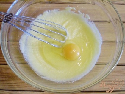  Вводим в тесто сырое яйцо, замешиваем.