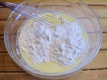  Просеиваем муку, добавляем в тесто, также добавляем соду.