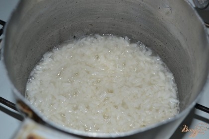 Рис отварить в подсоленной воде до полу готовности.