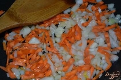 Лук с морковкой обжарить на растительном масле. В кипящюю воду отправить картофель и варить 10 минут.