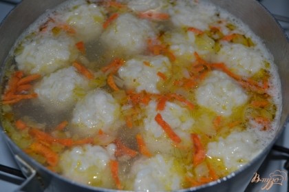 Добавить к супу обжаренные лук с морковью и варить еще 5 минут.