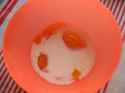 в миску вбить два яйца, щепотку соли, 2 ст л сахара, 250 мл молока, и 1,5 ст муки.