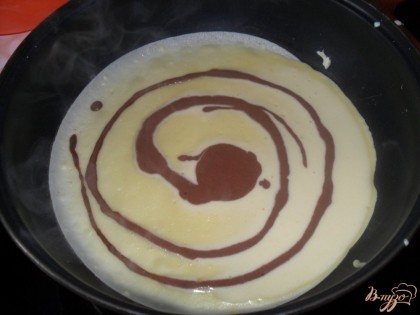 разогреть сковороду, наливаем половником светлое тесто, и затем в столовую ложку набираем шоколадное тесто и рисуем спиральку.