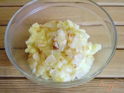 Картофель перекладываем в удобную тару. Добавляем лук и масло, на котором он жарился.
