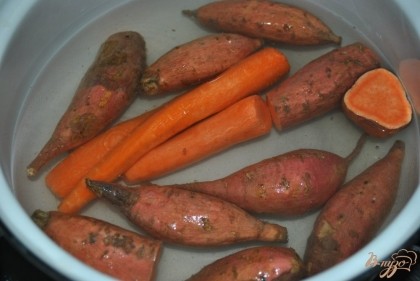 Отварить батат и морковь до полуготовности