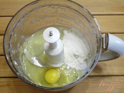  Добавляем все остальные ингредиенты: яйцо, соль, специи, муку, масло, воду. Включаем измельчитель.