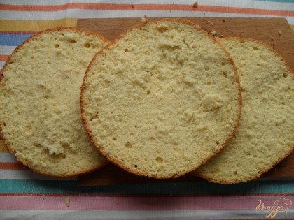 Готовый бисквит разрезаем на три части.