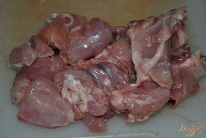 Разделить мясо кролика на кусочки