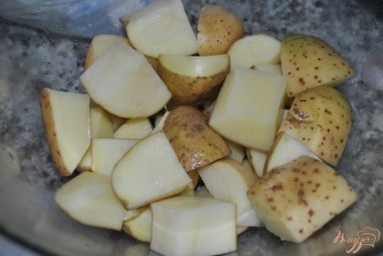 Хорошо помыть и наррезать картофель на 2-4 части, не очищая от кожуры