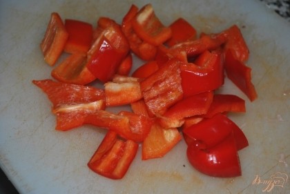 Убрать семена и крупно нарезать болгарский перец