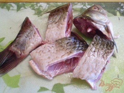 Порежьте рыбу на кусочки. Посолите, посыпьте любимыми травами или используйте готовую смесь для рыбы с солью. Оставьте на 10 минут.