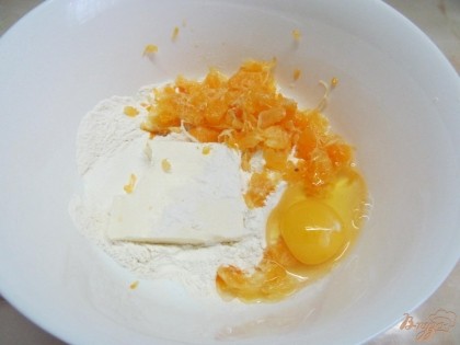 Сначала тесто. Готовится все очень быстро. В миске соединить масло, муку, яйцо и мандарин (просто его порвать на кусочки).