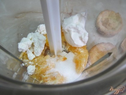 Теперь крем. В измельчителе или блендере соединить творог, сахар, сметану и апельсин.