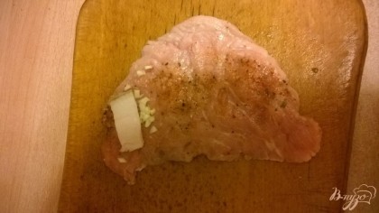 чеснок мелко нарезаем. сало режем небольшими кусочками. на каждый кусочек мяса сбоку выкладываем небольшое количество чеснока и кусочек сала.