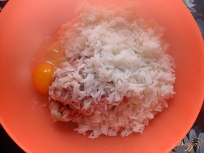 к фаршу добавить пропущенный через мясорубку лук, соль, яйцо и отварной рис.