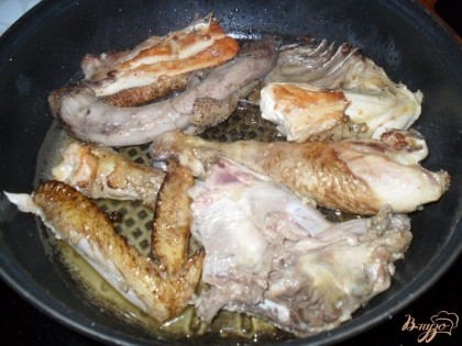 курицу режем на части и обжариваем на сковороде с растительным маслом.