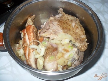 курицу с луком перелаживаем в кастрюлю, солим, перчим, добавляем приправу и заливаем водой.