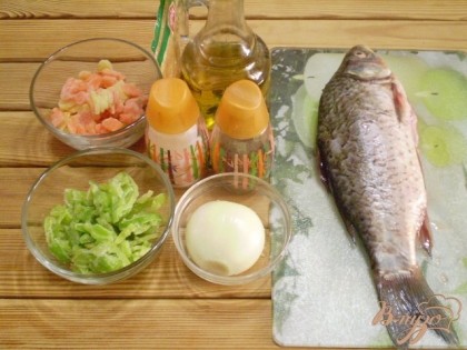 Овощи можно использовать как замороженные, так и свежие. Рыбу подготовить к жарке. Вынуть внутренности, жабры, снять чешую.