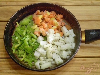  На другой сковороде параллельно обжарьте овощи. Посолите, добавьте специи.