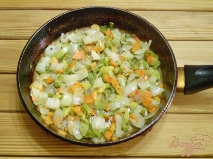 Когда овощи будут готовы, можно подавать рыбу. Берем тарелочку, кладем рыбу, вокруг овощи. Подаем с любимым соусом и зеленью.