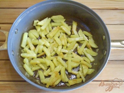 Картофель готов. На тарелочку выкладываем кусочек рыбы, картофель, украшаем зеленью и подаем к столу.