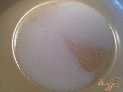 На дно сухой  сковородки высыпьте сахар.