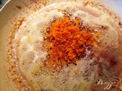 Поставьте сковородку на средний огонь и нагревайте до тех пор пока сахар закарамелизируется. Добавьте сливочное масло, и подождите пока оно растает и смешается с карамелью. Добавьте цедру апельсинов. Хорошо перемешайте.