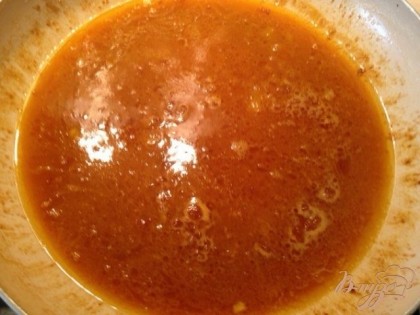 Смешайте апельсиновый сок, крахмал и коньяк. Вылейте всё на сковородку. Готовьте соус до лёгкого загустения  около 3-5 минут.