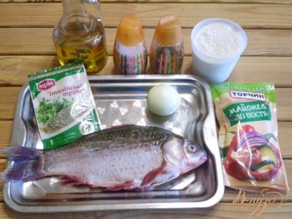 Приготовим согласно списку продукты. Рыбу разделать и подготовить к маринованию: удалить жабры, внутренности и чешую.