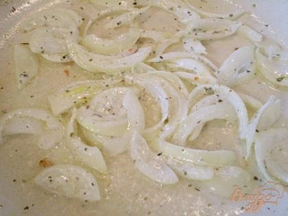 Маринованный лук выкладываем на другую сковороду, с не большим количеством масла жарим до готовности. На тарелочку укладываем рыбку, сверху лук, зелень и подаем к столу.