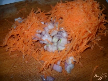 морковь натираем на терке, лук измельчаем. добавляем к капусте, жарим пару минут.