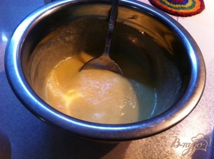Готовим пудиинг для начинки. Вливаем молоко в кастрюльку, в которой и будет вариться в дальнейшем наш пудинг. Сразу от этого количества молока, которое мы отправили в кастрюлю, отбираем 8 столовых ложек в отдельную пиалу. Добавляем сахар. Всыпаем крахмал (у меня обычный картофельный). Всыпаем пачку ванильного сахара. Добавляем одно сырое яйцо.Все составляющие хорошенько взбалтываем венчиком. Как только молоко в кастрюле подогреется, тонкой струйкой вливаем содержимое пиалы и непрерывно помешиваем молоко венчиком. Вливать часть молока с крахмалом, сахаром и яйцом нужно именно в горячее молоко, но не в кипящее. Провариваем ванильный пудинг 3-4 минуты после закипания на слабом огне, непрерывно помешивая венчиком. Масса быстро начинает густеть. Оставляем остываеть пудинг.