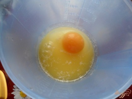Сливочное масло растопить, добавить сахар и яйцо. взбить миксером 2 минуты до однородной массы.