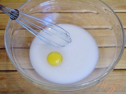 В молоке растворите сахар, вбейте куриное яйцо. Венчиком смешайте до однородности.