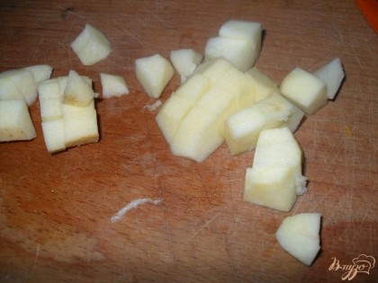 яблоки нарезать мелкими кусочками.