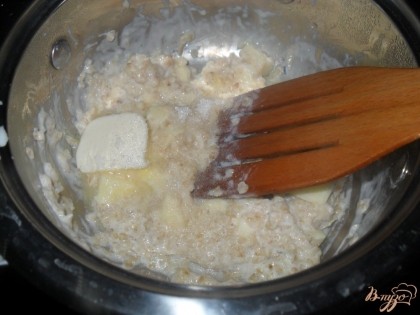 яблоки, сахар и масло добавить в кашу и варить еще минуту.