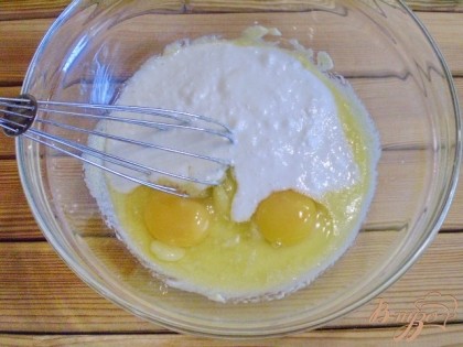 Добавляем яйца куриные и кефир (я использую самоквас, он густой и в меру кислый, что дает отличный результат). Венчиком продолжаем взбивать.