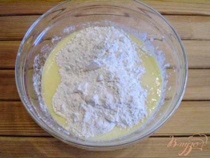 Муку просеиваем обязательно, чтобы пышнее было тесто, добавляем соду, ванильный сахар, венчиком вмешиваем муку в тесто. Венчик поднимайте повыше, чтобы тесто максимально насытить кислородом.