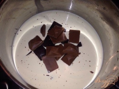 Для крема в небольшую кастрюльку вылейте сливки и положите кусочки шоколада. Растопите шоколад на огне, перемешивая, чтобы он полностью расплавился. Добавьте сахар по вкусу и снова перемешайте.