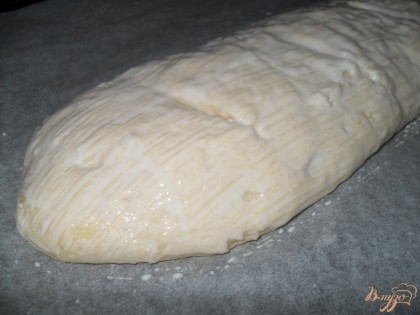 Оставляем хлеб в теплом месте на 40 минут, чтобы он подошел еще раз. сверху хлеб смазать молоком.